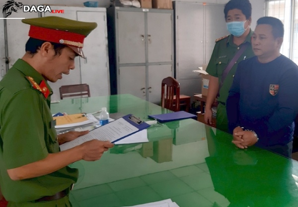 Đối tượng Lý Văn Thắng được áp giải về đồn để lấy lời khai.